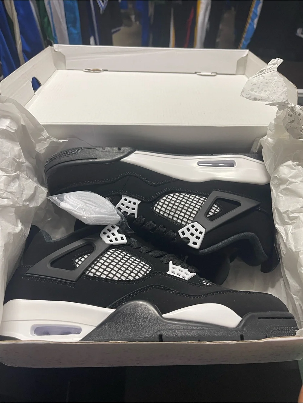 Men’s Retro 4 White Thunder Size 9.5.